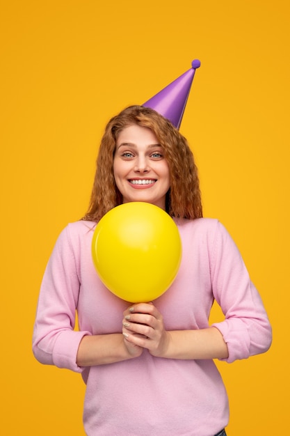 Mujer emocionada con globo durante la celebración navideña