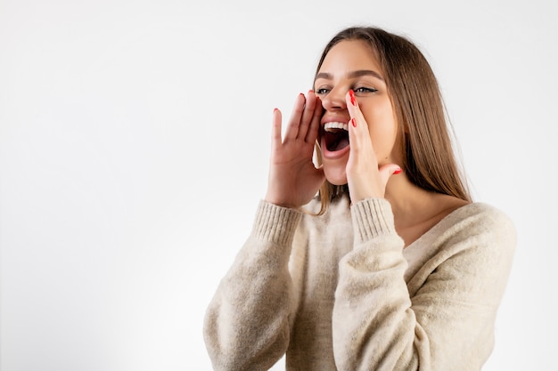 Mujer emocionada gritando en copyspace aislado sobre blanco