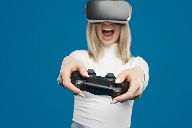 Mujer emocionada jugando juego vr