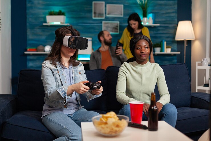 Foto mujer emocionada pasar tiempo con amigos de raza mixta experimentando juegos de realidad virtual con auriculares vr durante la competencia de juegos. grupo multiétnico pasar el rato juntos divirtiéndose.