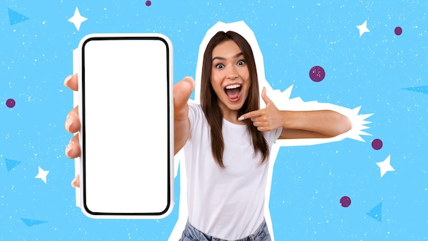 Mujer emocionada que muestra la pantalla del teléfono inteligente vacía en blanco y señala el collage