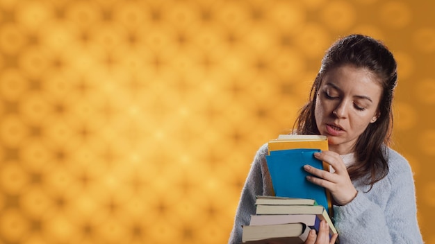 Foto mujer emocionada revisando una pila de libros eligiendo qué leer