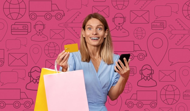 Mujer emocionada shopahilic haciendo compras en línea usando collage de teléfono