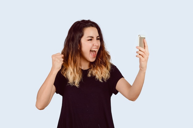 Mujer emocionada con smartphone