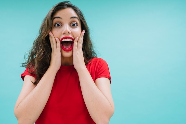 Foto mujer emocionada y sorprendida