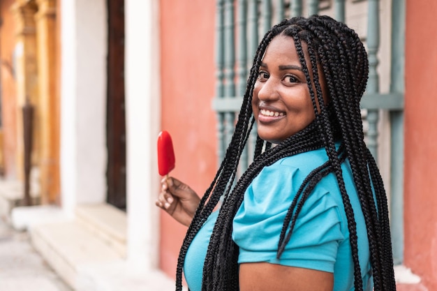 Mujer emocionada por su paleta