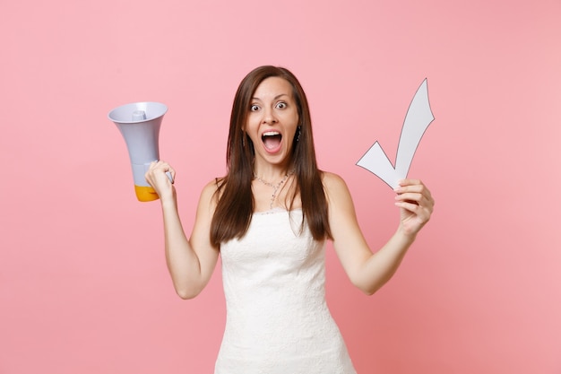 Mujer emocionada en vestido blanco gritando sosteniendo megáfono, marca de verificación