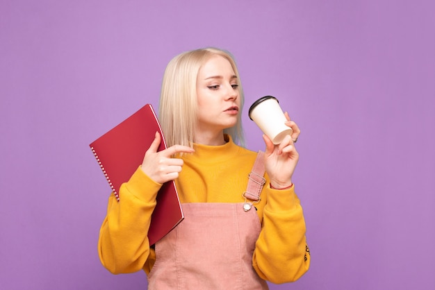 Mujer emocional atraída con libros y cuadernos en sus manos