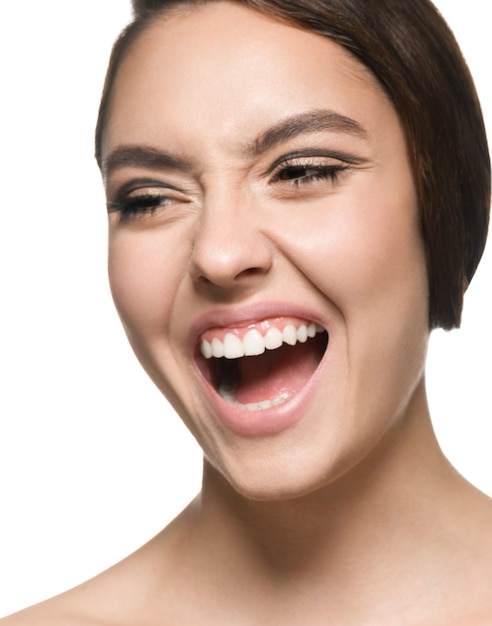 Mujer emocional belleza moda maquillaje femenino aislado en blanco. Tiro del estudio.