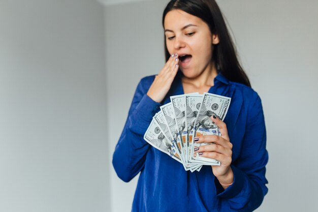 Mujer emocional con efectivo