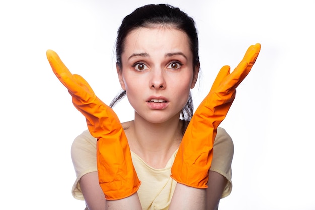 mujer emocional en guantes de limpieza naranja empleado de la empresa de limpieza