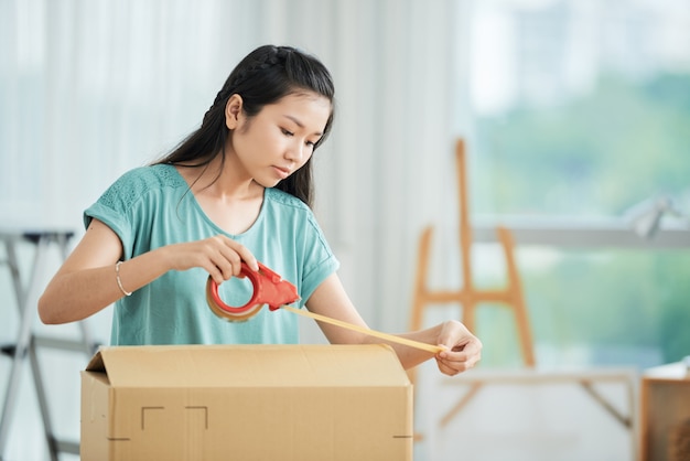 Mujer empacando la caja