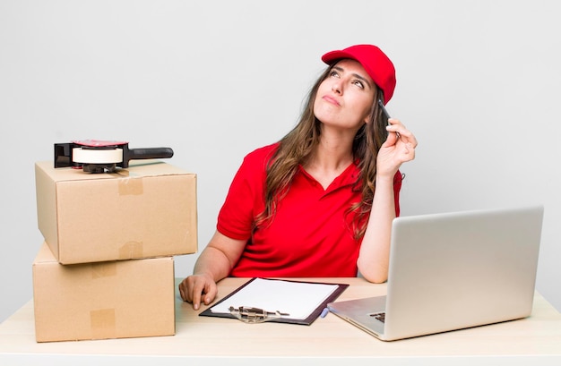 mujer empleada de la empresa con cajas