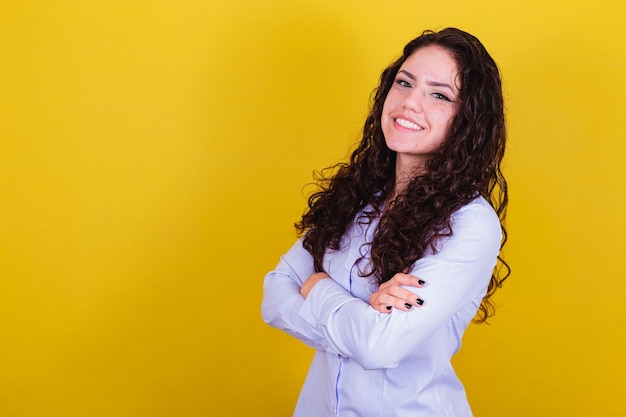 mujer emprendedora, mujer de negocios, brazos cruzados, confiado, sonriente