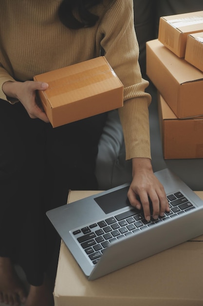 Mujer emprendedora que inicia una pequeña empresa emprendedora PYME éxito mujer freelance que trabaja en casa con entrega de paquetes en línea PYME y concepto de entrega de envases