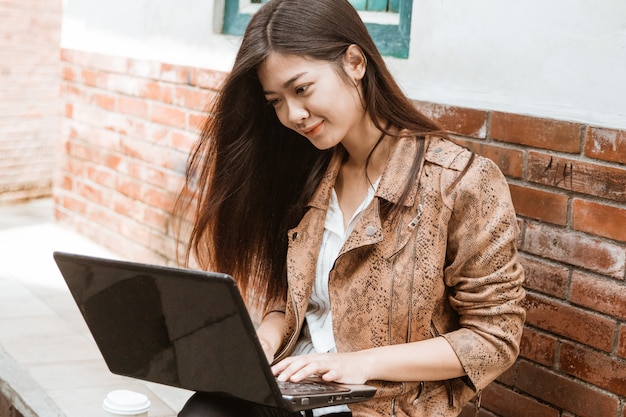 Mujer emprendedora trabajando con laptop