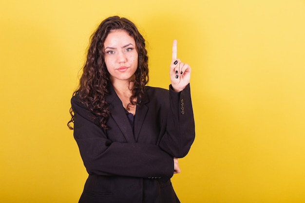 Mujer emprendedora con traje