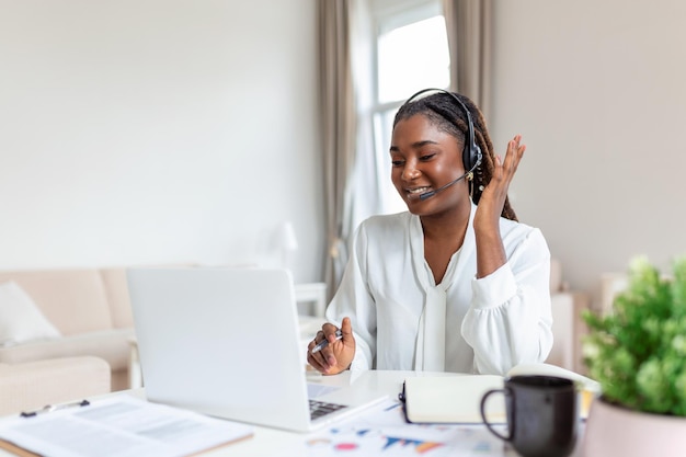 Mujer empresaria africana elegante discutiendo mientras tiene una conferencia telefónica