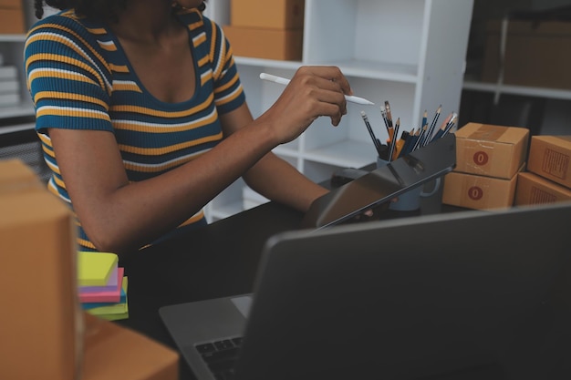 Mujer empresaria que inicia una pequeña empresa Emprendedora PYME éxito mujer independiente que trabaja en casa con entrega de paquetes en línea PYME y concepto de entrega de envases