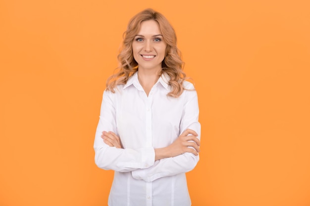 Mujer empresaria rubia feliz en profesional de negocios de camisa blanca