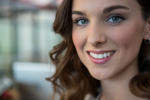 Mujer empresaria sonriendo a la cámara