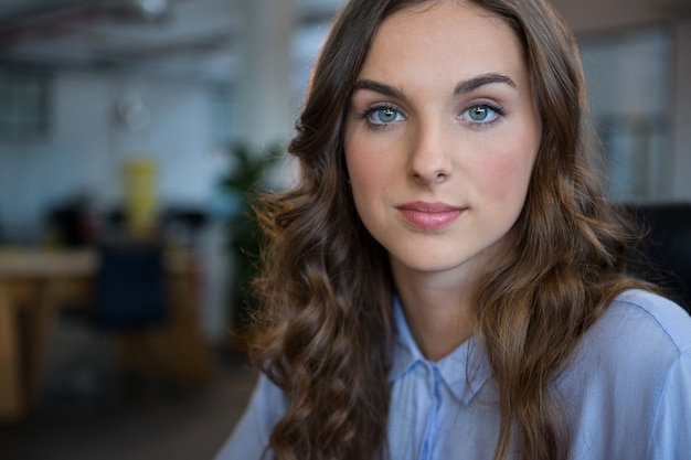 Mujer empresaria sonriendo a la cámara