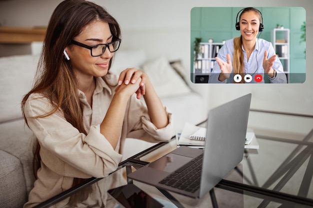 Foto mujer empresaria tiene videoconferencia con un consultor de negocios