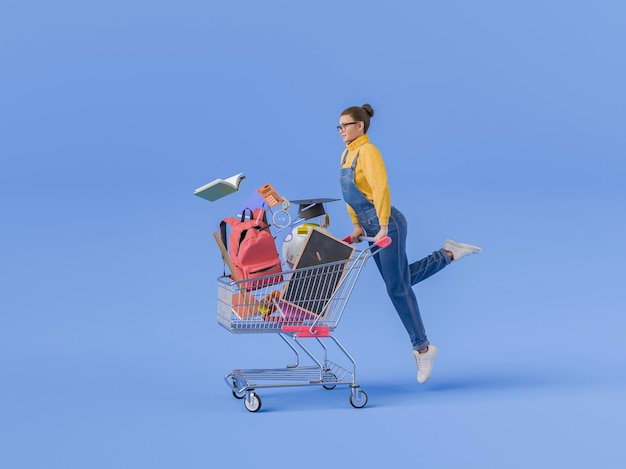 Mujer empujando un carrito de compras lleno de suministros escolares sobre un fondo azul