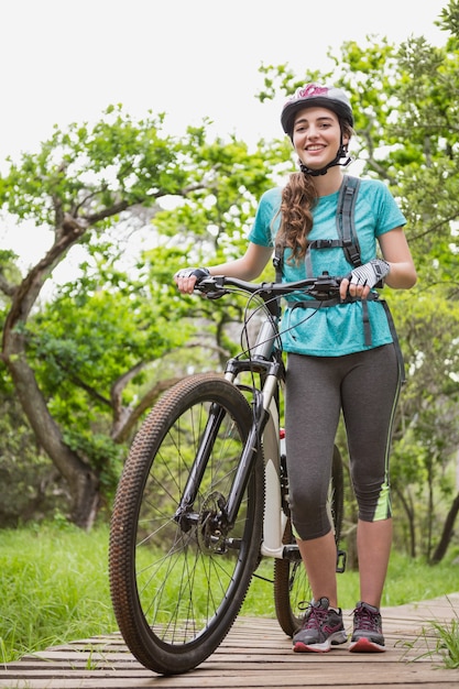 Mujer empujando su bicicleta