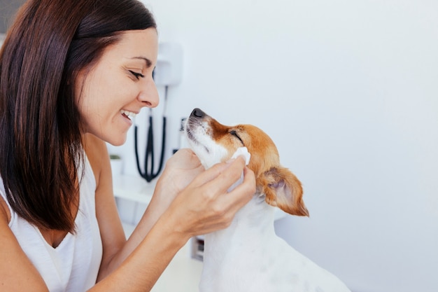 Mujer enamorada de su perro sano