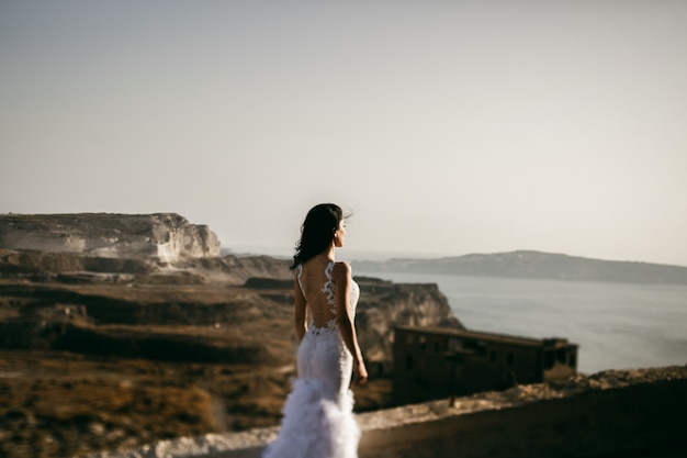 Mujer de encaje lado mar romántica