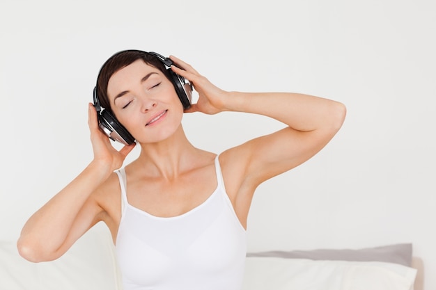 Mujer encantada escuchando música