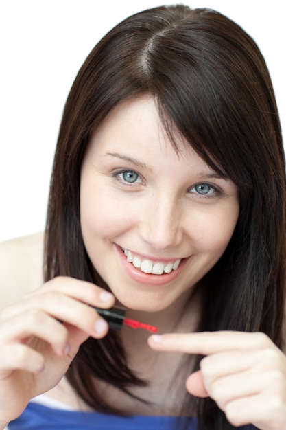 Mujer encantada pintando sus uñas