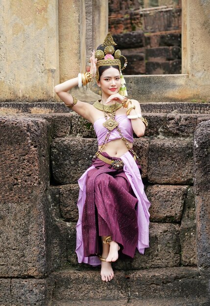 Mujer encantadora asiática con cultura de identidad de vestimenta típica tailandesa