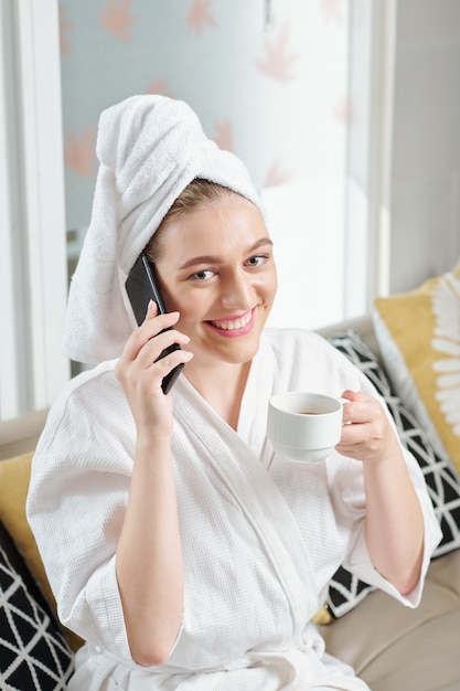 Mujer encantadora bebiendo café por la mañana