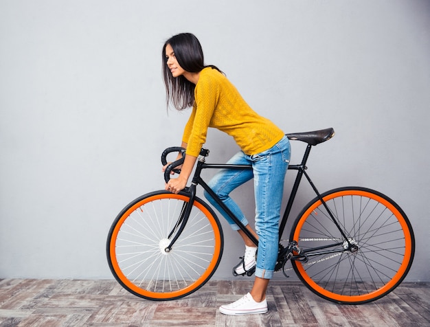 Mujer encantadora con bicicleta