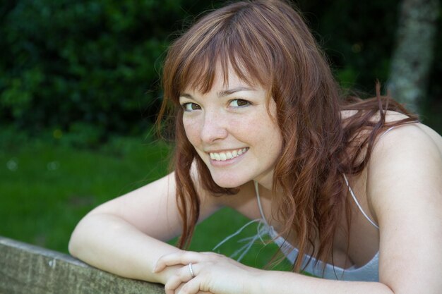 Mujer encantadora y bonita con el pelo rojo.