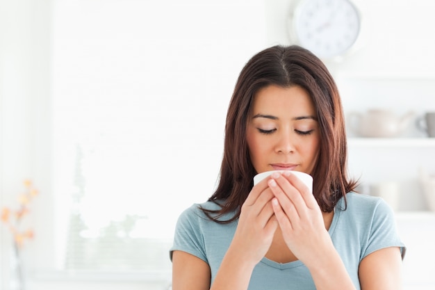 Mujer encantadora disfrutando de una taza de café