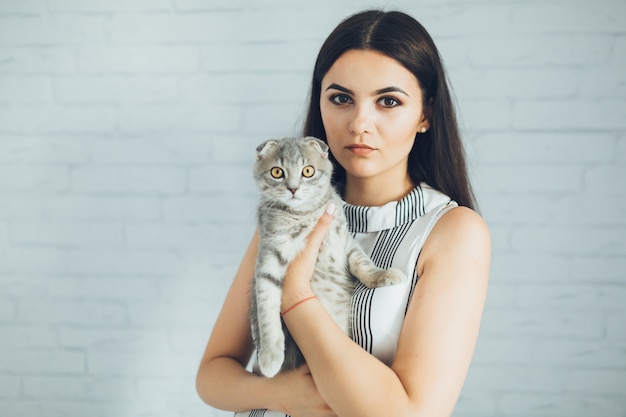 Mujer encantadora con gato