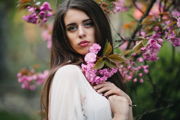 Mujer encantadora y hermosas flores