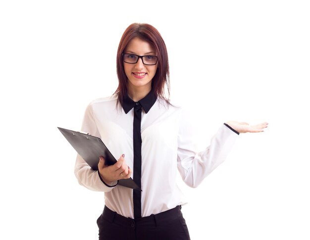 Mujer encantadora joven en camisa blanca con cabello largo y oscuro con gafas negras en estudio