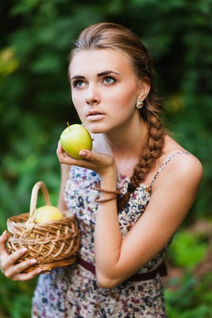 Mujer encantadora con manzanas