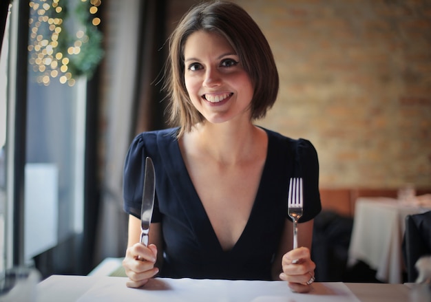 Mujer encantadora que espera en un restaurante