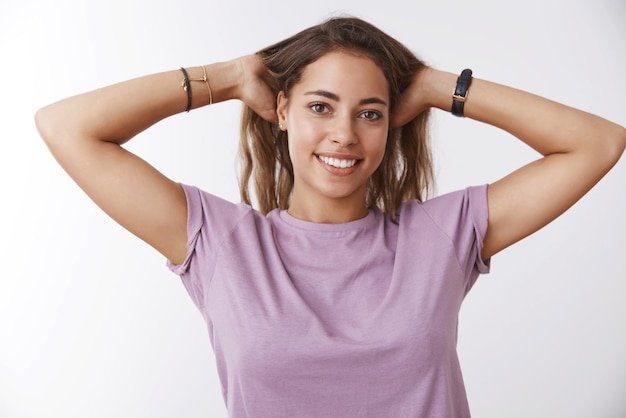 Mujer encantadora relajada despreocupada