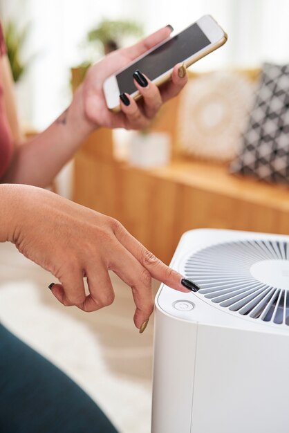 Mujer, encender el ventilador