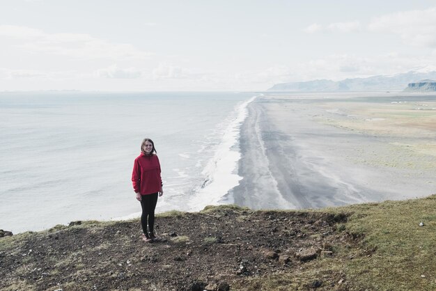 Mujer se encuentra en un acantilado en Islandia