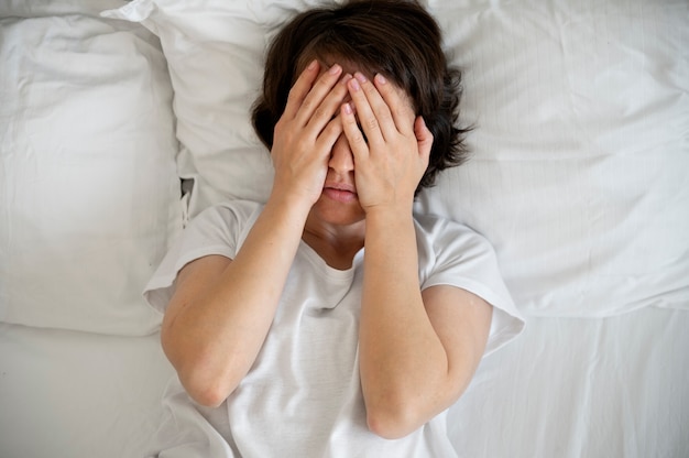 Mujer enferma, en casa, en cama