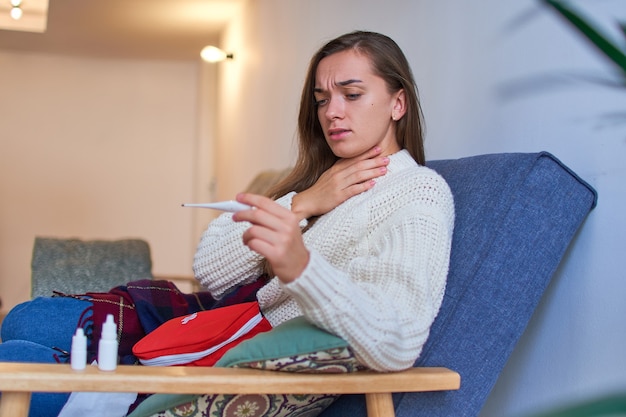 Mujer enferma con fiebre alta y dolor de garganta