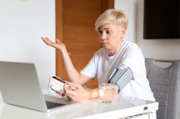 Foto mujer enferma hablando con el médico en línea