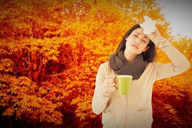 Foto mujer enferma con migraña contra la escena de otoño